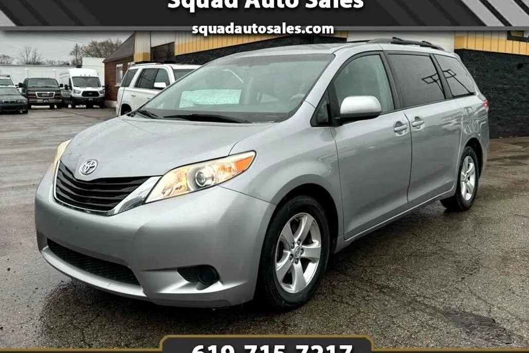 2012 Toyota Sienna LE photo 1