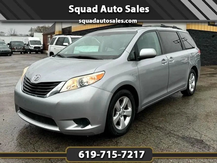 2012 Toyota Sienna LE photo 1