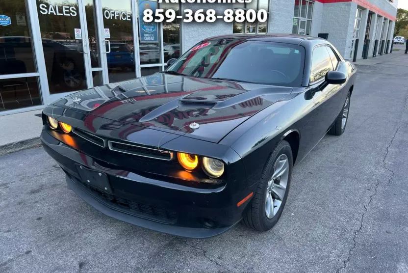 2015 Dodge Challenger SXT photo 1
