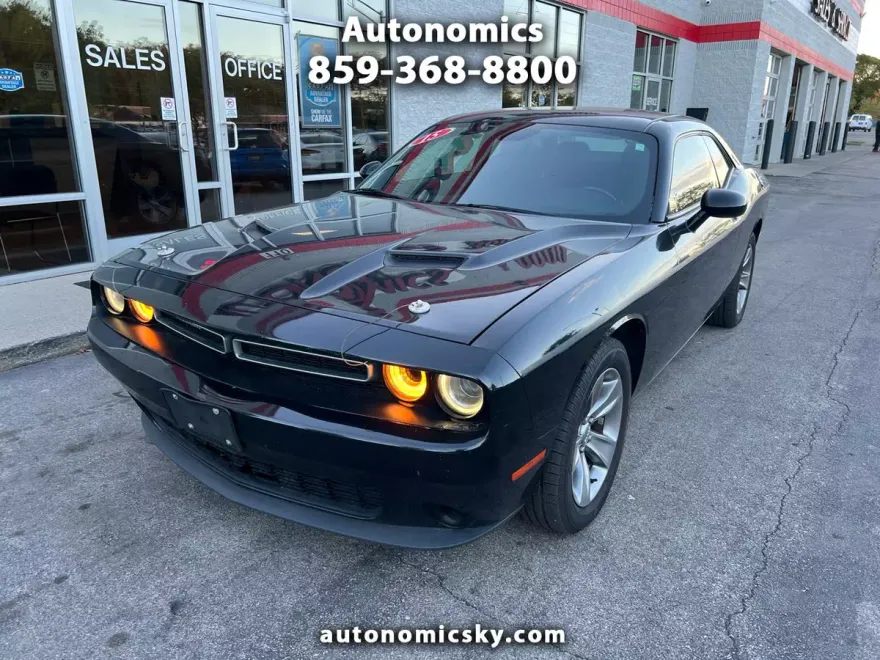 2015 Dodge Challenger SXT photo 1