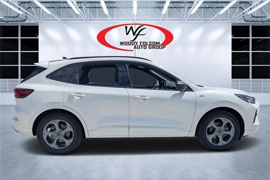 2024 Ford Escape ST-Line photo 1