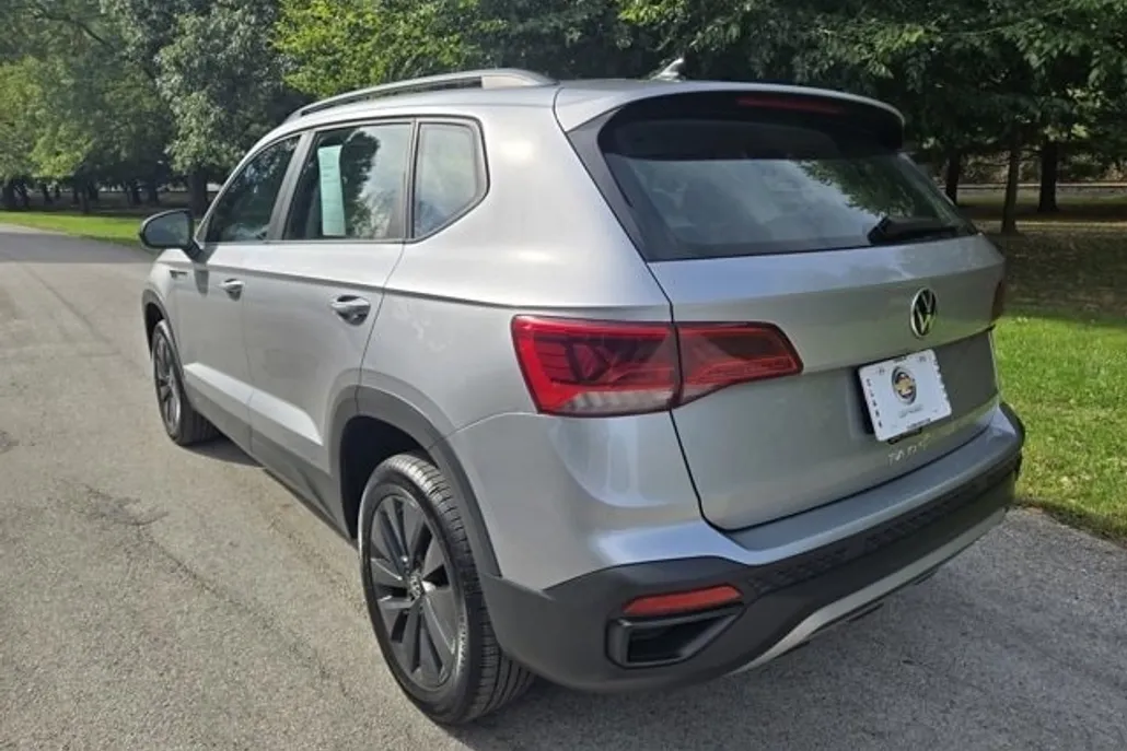 2022 Volkswagen Taos S photo 1