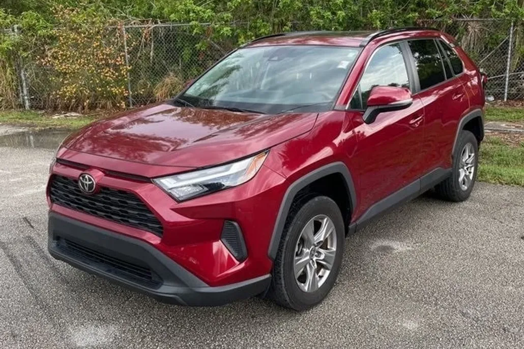 2022 Toyota RAV4 XLE photo 1