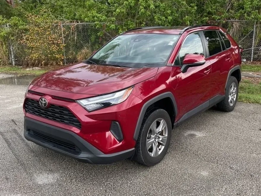 2022 Toyota RAV4 XLE photo 1