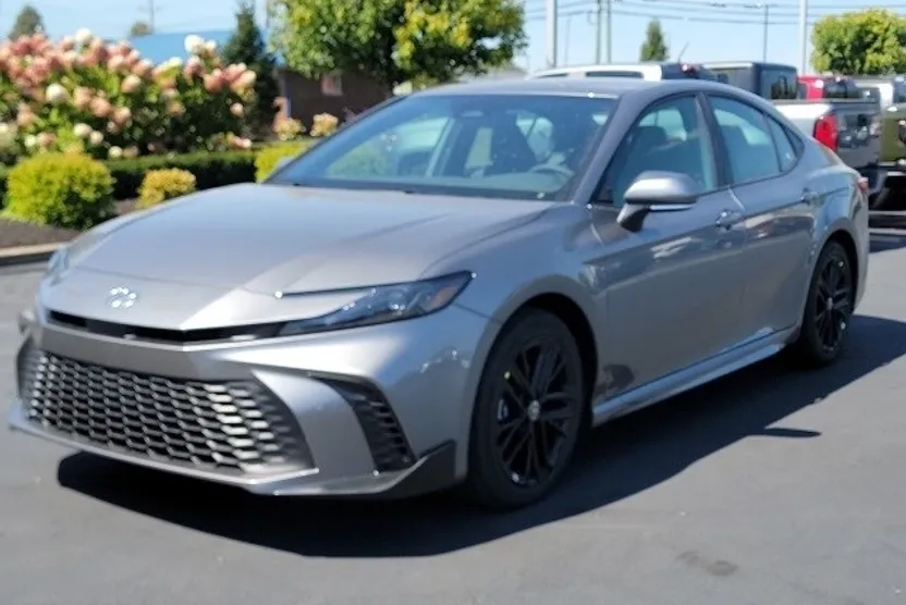 2025 Toyota Camry SE photo 1