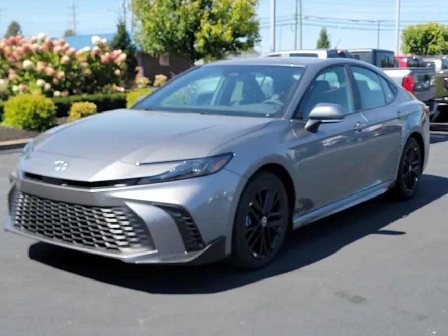 2025 Toyota Camry SE photo 1