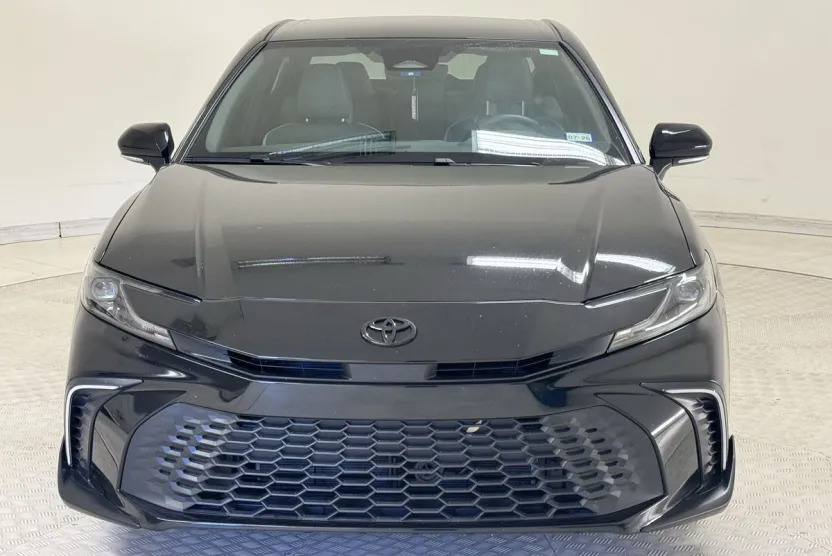2025 Toyota Camry SE photo 1