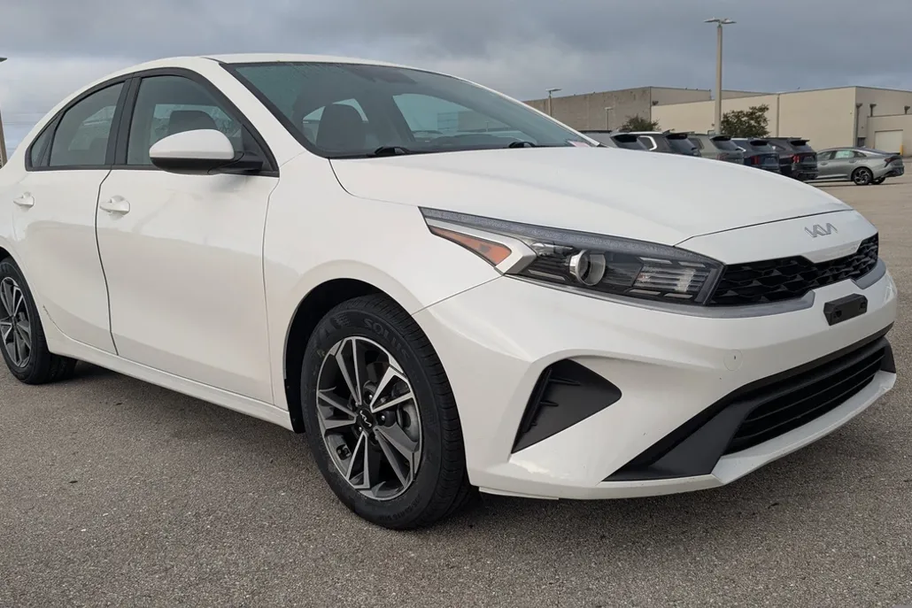 2023 Kia Forte LXS photo 1