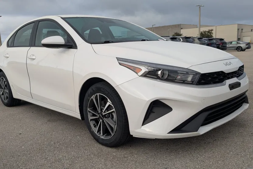 2023 Kia Forte LXS photo 1