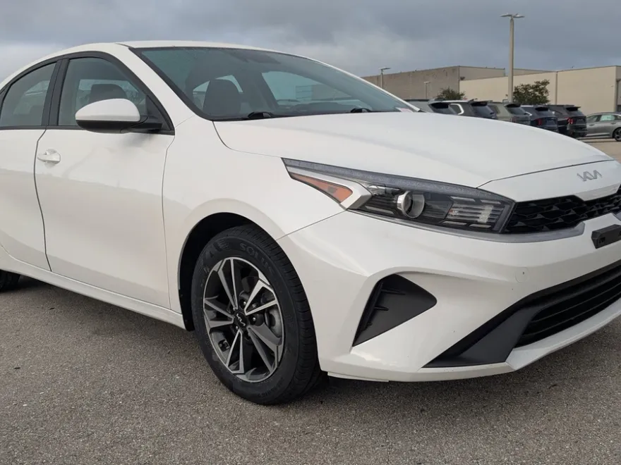 2023 Kia Forte LXS photo 1