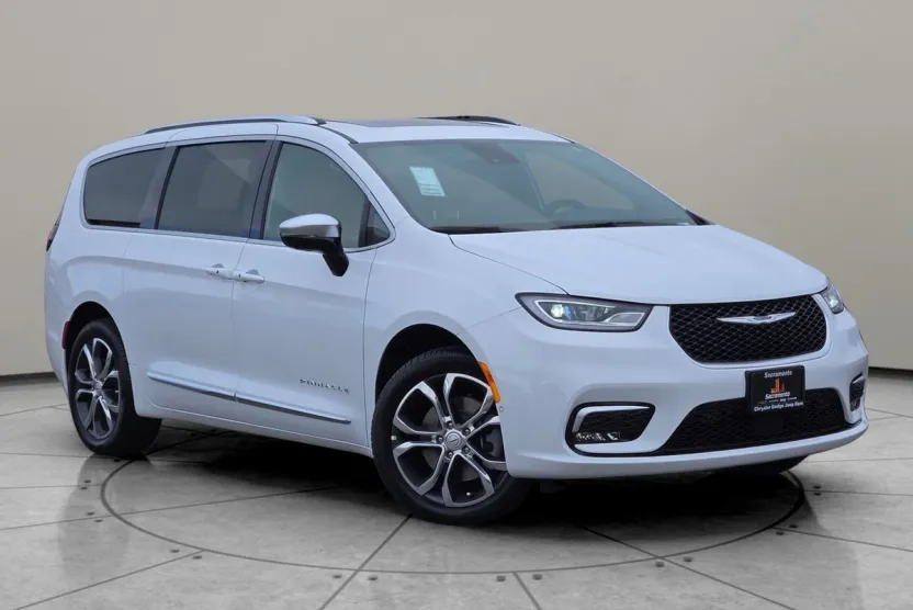 2026 Chrysler Pacifica Pinnacle photo 1