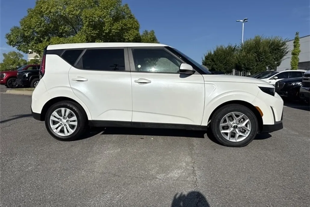 2023 Kia Soul LX photo 1