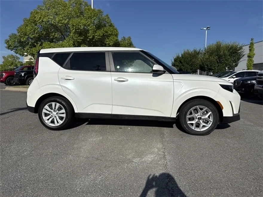 2023 Kia Soul LX photo 1