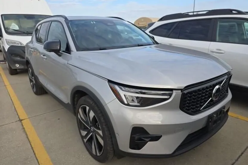 2025 Volvo XC40 Plus photo 1