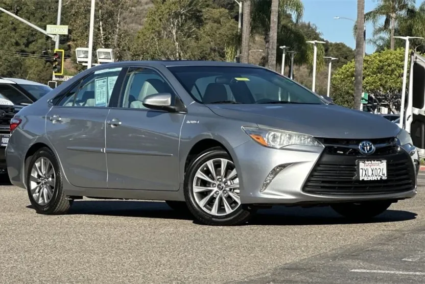 2017 Toyota Camry Hybrid XLE photo 1
