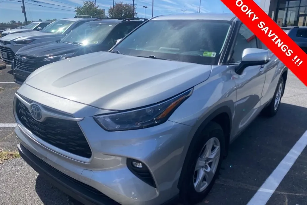 2023 Toyota Highlander Hybrid LE photo 1