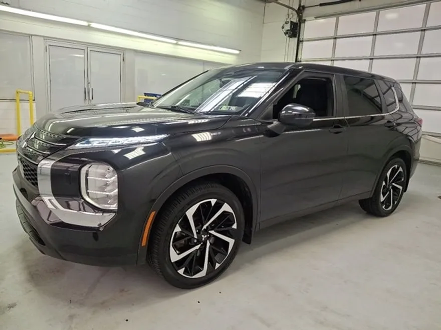 2022 Mitsubishi Outlander ES photo 1