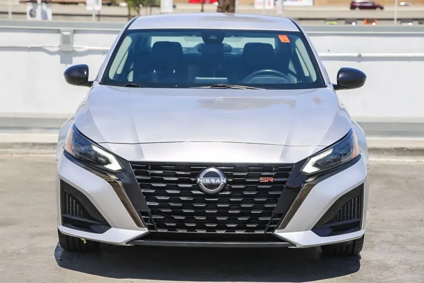 2023 Nissan Altima 2.5 SR photo 1