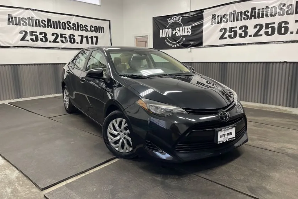 2018 Toyota Corolla LE photo 1