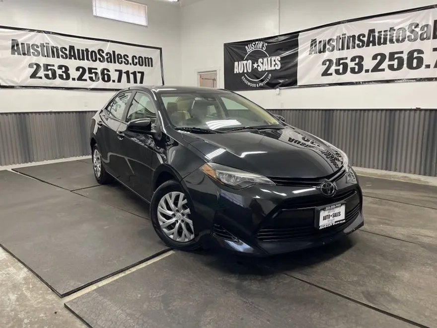 2018 Toyota Corolla LE photo 1