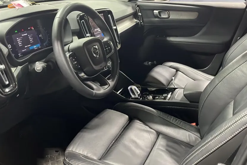 2023 Volvo XC40 Plus photo 1