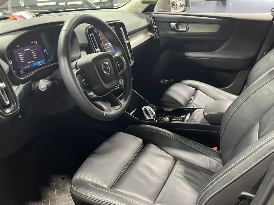 2023 Volvo XC40 Plus photo 1