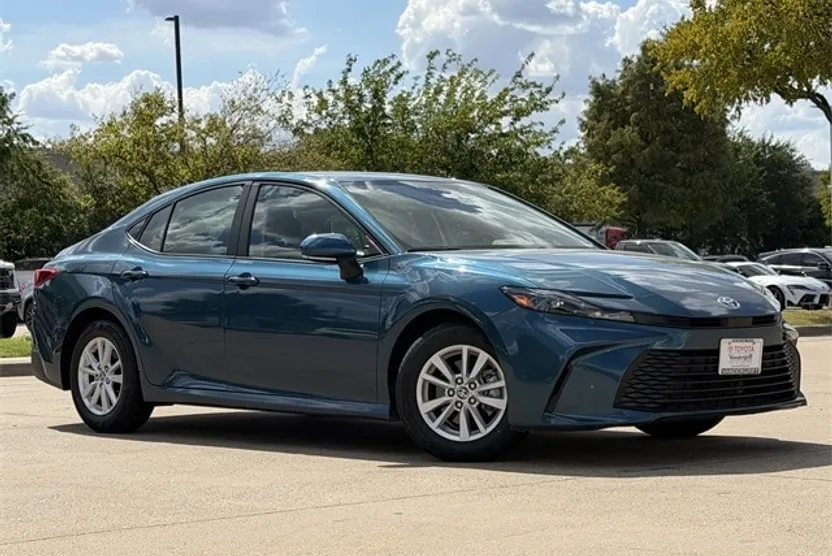 2025 Toyota Camry SE photo 1