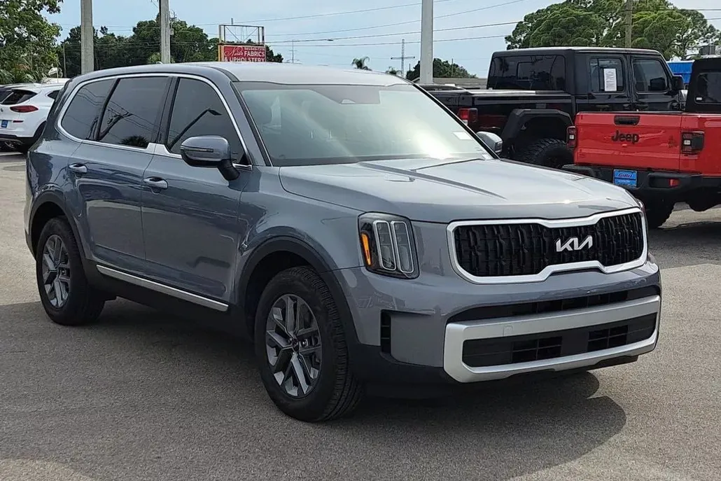 2024 Kia Telluride LX photo 1