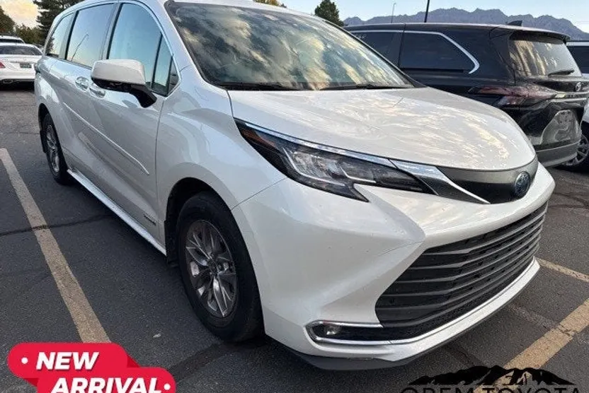 2021 Toyota Sienna XLE photo 1