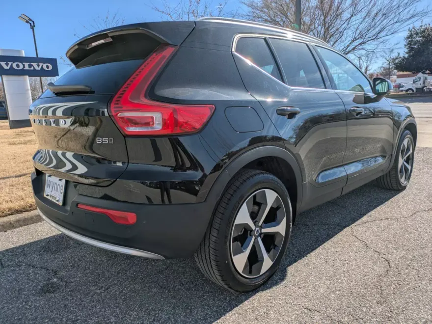 2025 Volvo XC40 Plus photo 1
