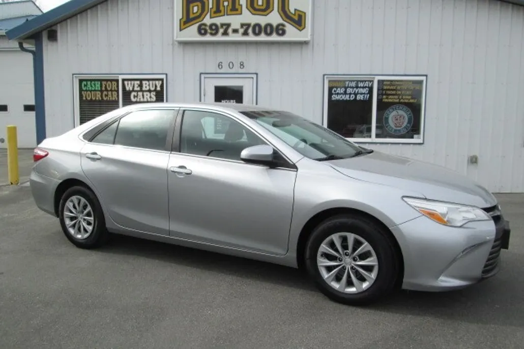 2015 Toyota Camry LE photo 1