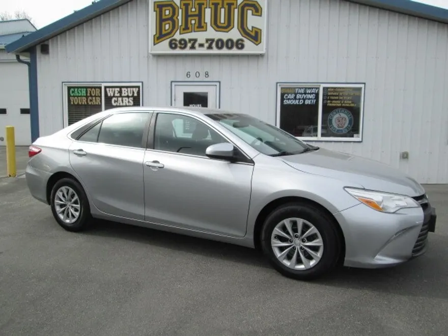2015 Toyota Camry LE photo 1