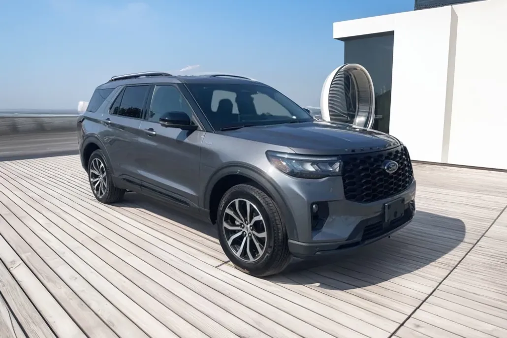 2025 Ford Explorer ST-Line photo 1