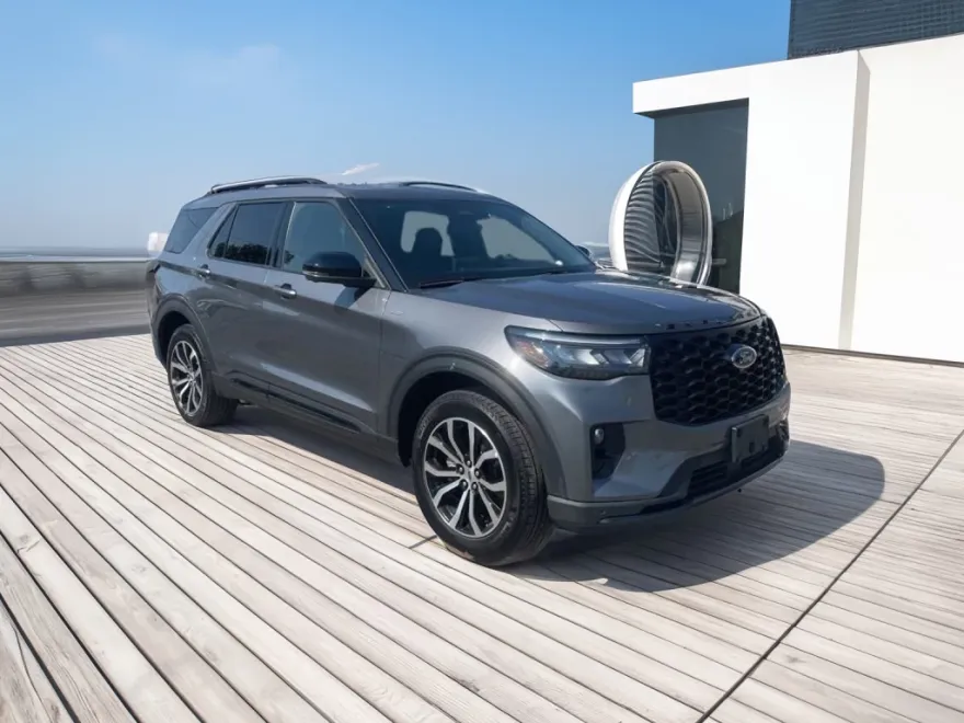 2025 Ford Explorer ST-Line photo 1