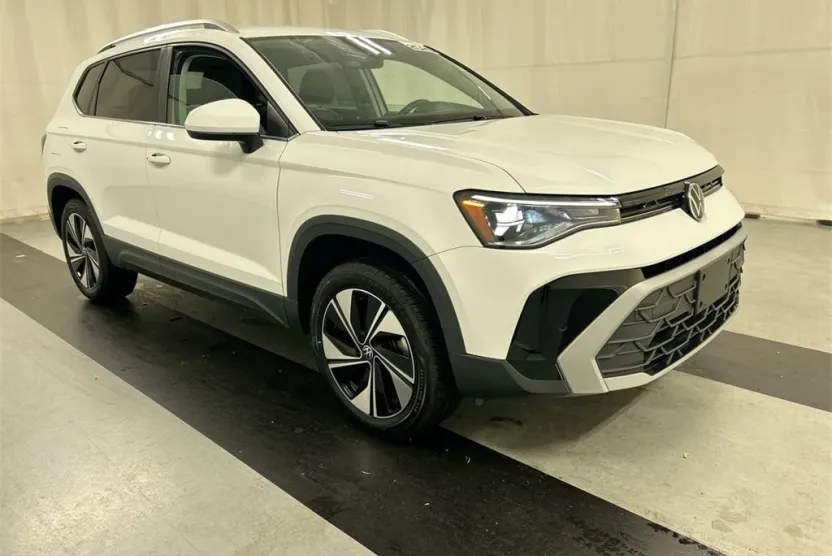 2025 Volkswagen Taos SE photo 1