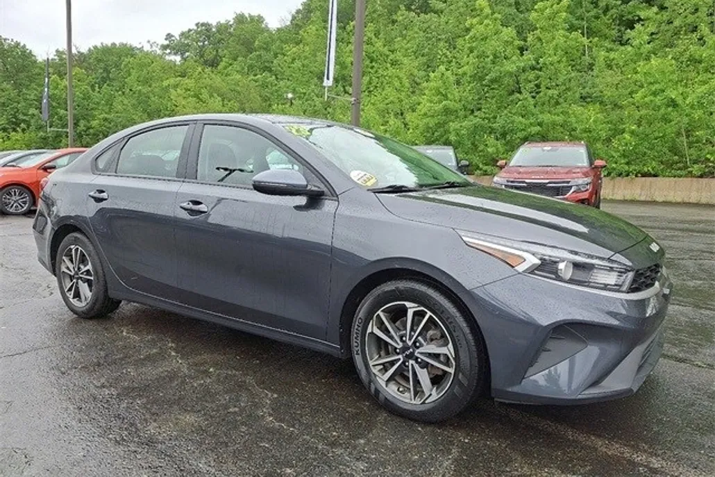 2023 Kia Forte LXS photo 1