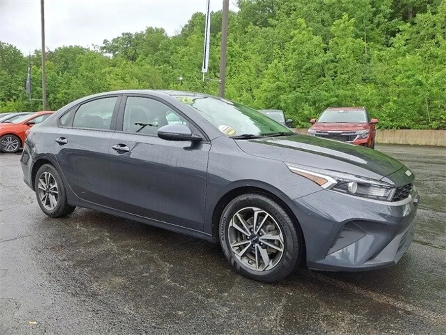 2023 Kia Forte LXS photo 1