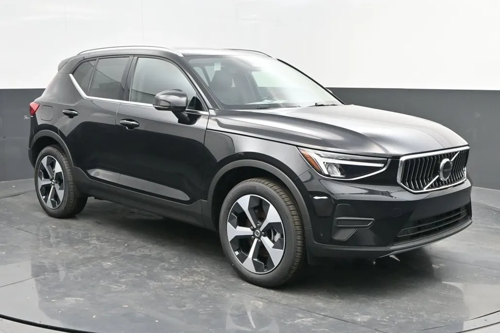 2025 Volvo XC40 Core photo 1