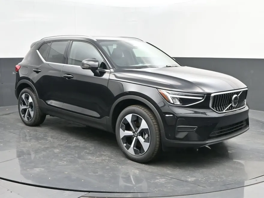 2025 Volvo XC40 Core photo 1