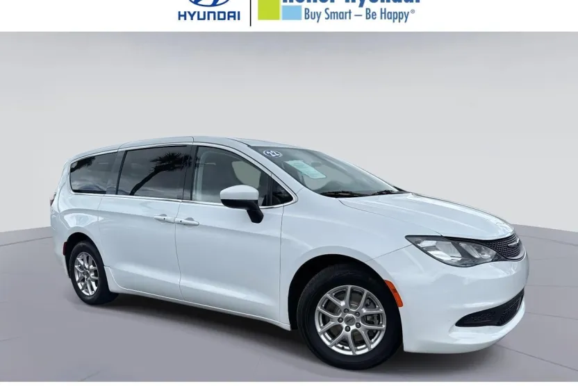 2022 Chrysler Voyager LX photo 1