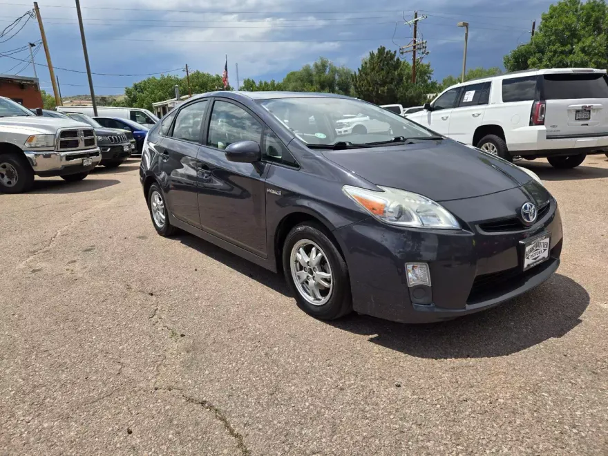2010 Toyota Prius Three photo 1