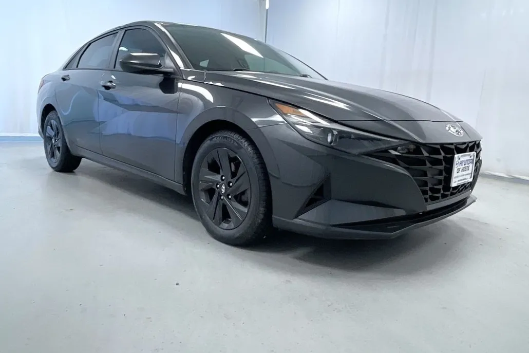 2022 Hyundai Elantra SEL photo 1