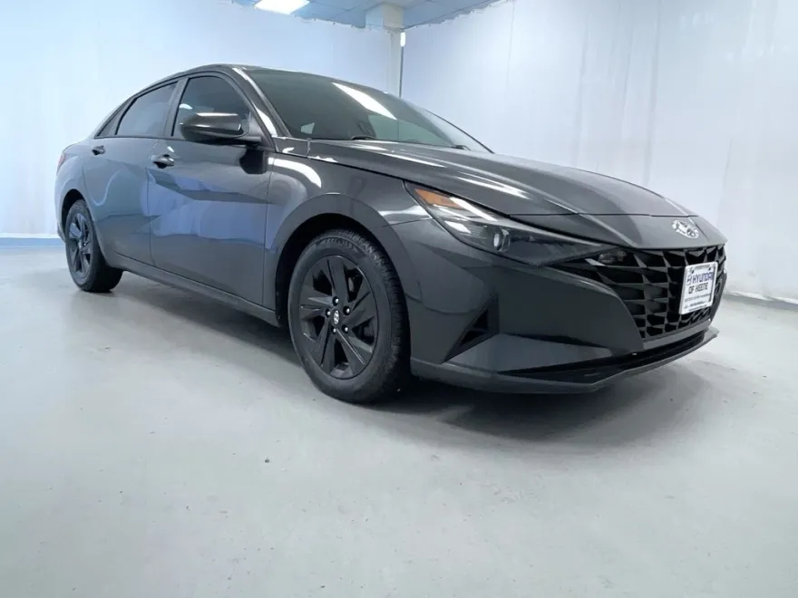 2022 Hyundai Elantra SEL photo 1