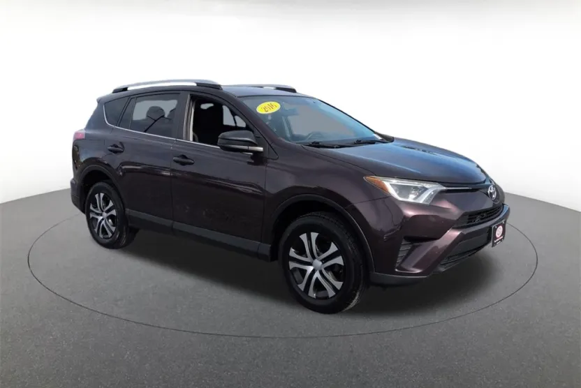 2016 Toyota RAV4 LE photo 1