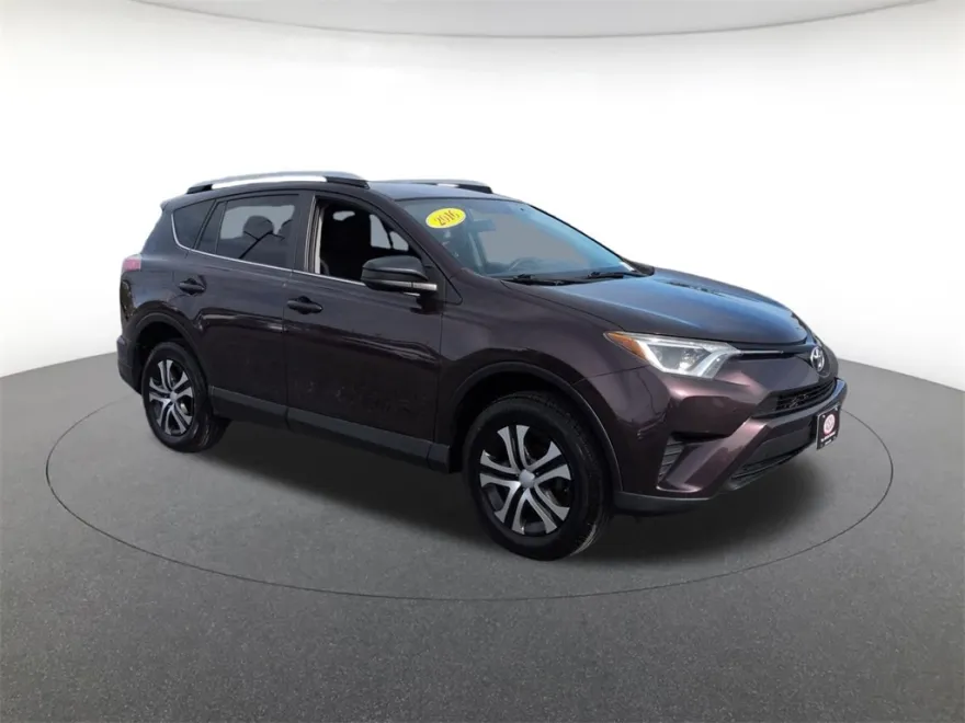 2016 Toyota RAV4 LE photo 1