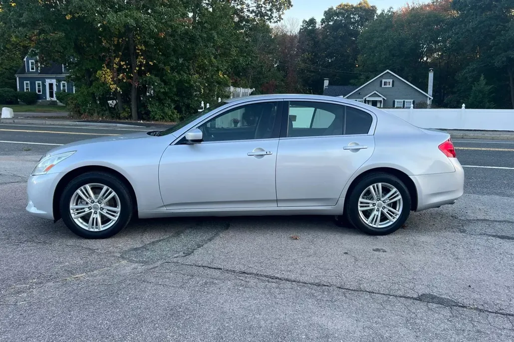 2010 Infiniti G37 photo 1