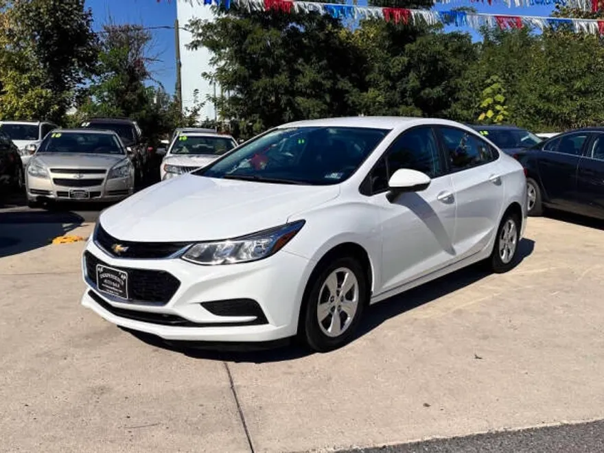 2017 Chevrolet Cruze LS photo 1