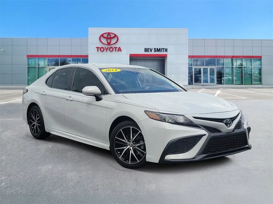2024 Toyota Camry SE photo 1