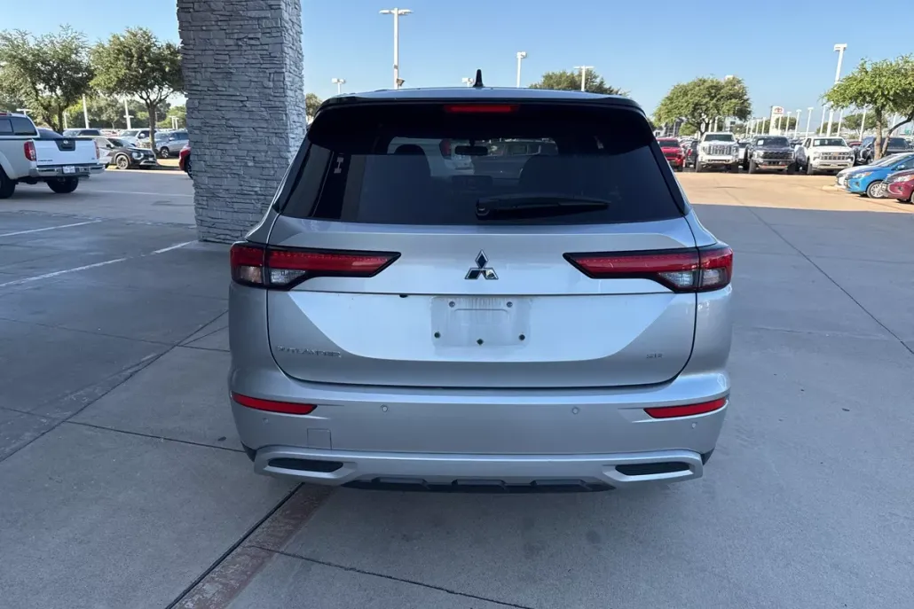 2023 Mitsubishi Outlander SE photo 1