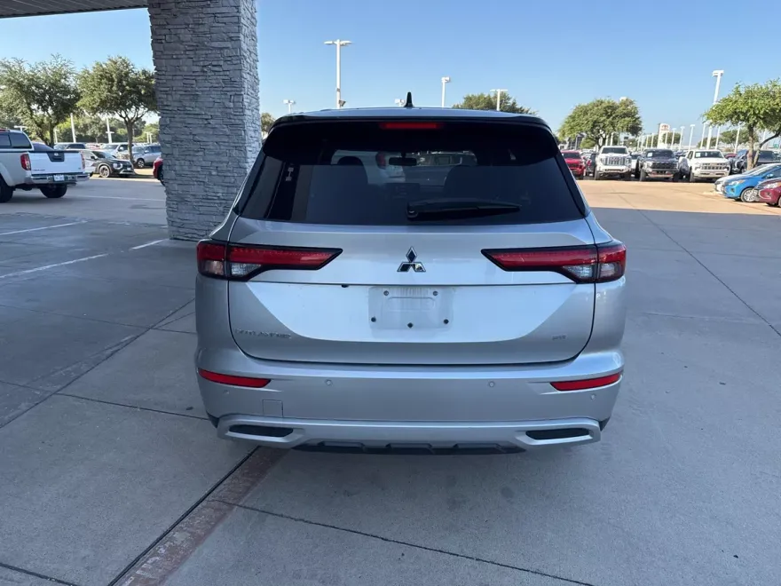 2023 Mitsubishi Outlander SE photo 1